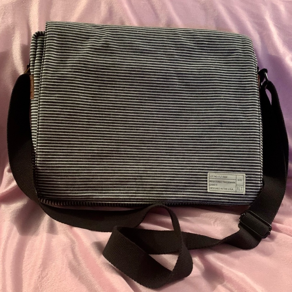 Hex laptop and IPad messenger bag